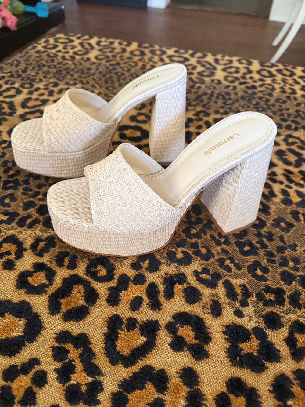 BRAND NEW NEVER WORN LARROUDE RAFFIA PLATFORMS SIZE 7.5💋PRICE FIRM💋